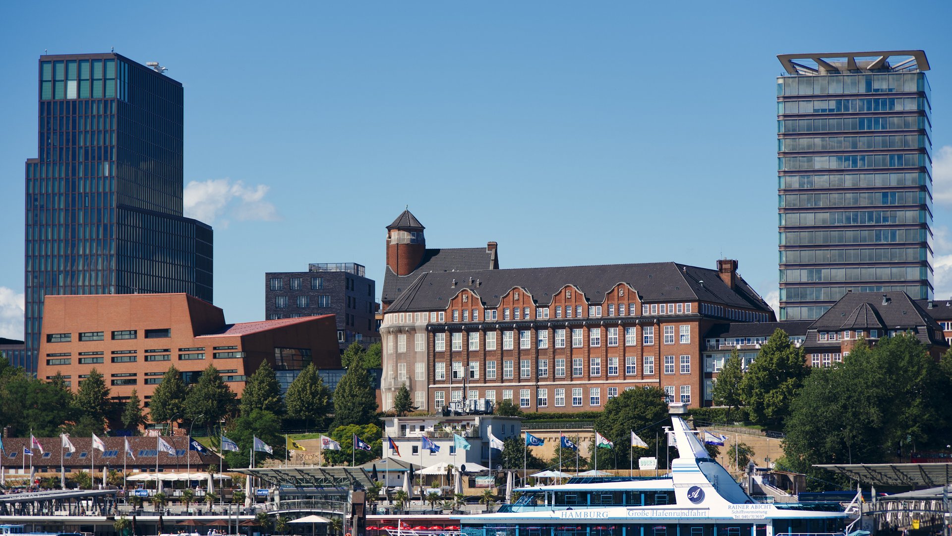 Die Institutsgebäude im hamburger Hafen vor blauem Himmel.