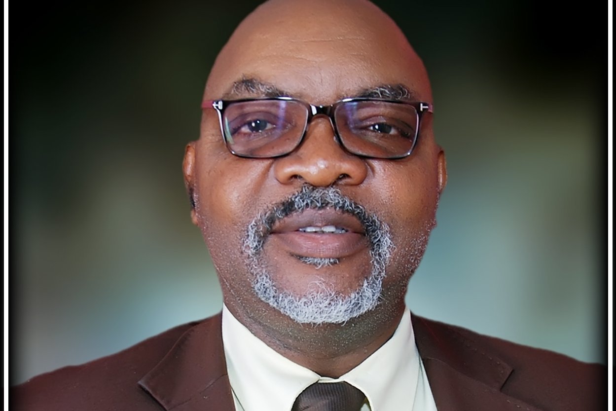 Direktes Portrait von Herrn Dr. Ephraim Ogbaini-Emovon