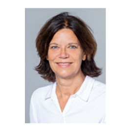 [Translate to English:] Prof. Dr. Hanna Lotter: ein Portraitfoto der Arbeitsgruppenleiterin. Sie trägt braunes kinnlanges Haar und eine weiße Bluse.