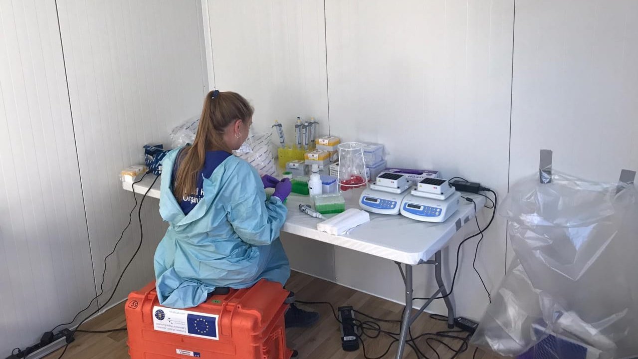 [Translate to English:] Das Bild zeigt eine Forscherin bei der Laborarbeit in einem Mobilen Labor.