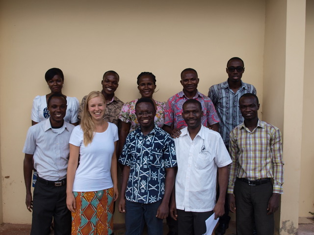 The photo shows the study team at the Presbyterian Hospital in Agogo/Ghana, three women, seven men, standing in front of a beige house wall and smiling.